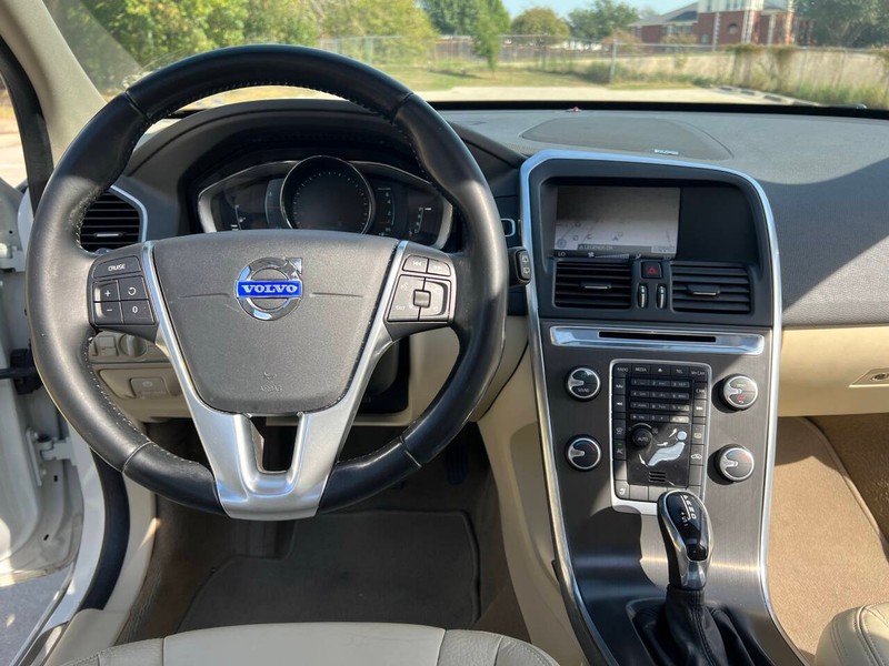 Volvo XC60 Vehicle Full-screen Gallery Image 17