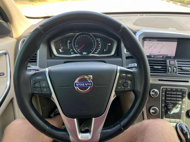 Volvo XC60 Vehicle Full-screen Gallery Image 18