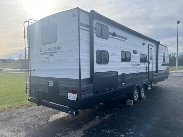 Golden Design Transcend Vehicle Full-screen Gallery Image 07