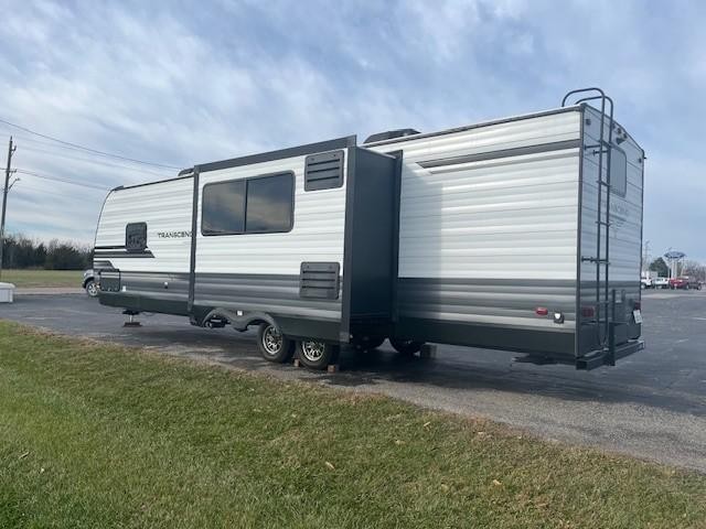 Golden Design Transcend Vehicle Full-screen Gallery Image 09