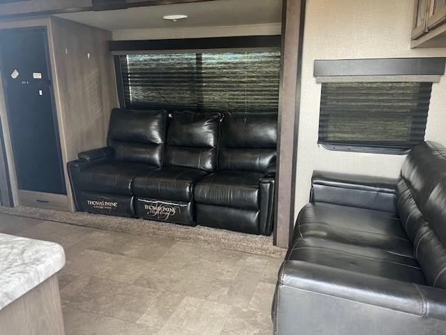 Golden Design Transcend Vehicle Full-screen Gallery Image 10