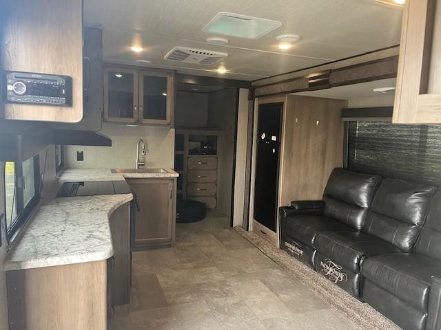 Golden Design Transcend Vehicle Full-screen Gallery Image 11