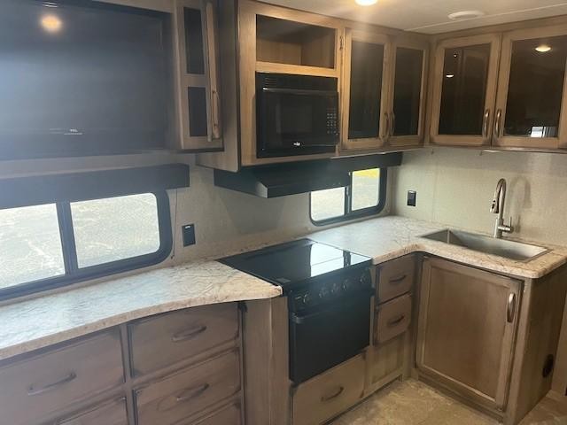 Golden Design Transcend Vehicle Full-screen Gallery Image 12