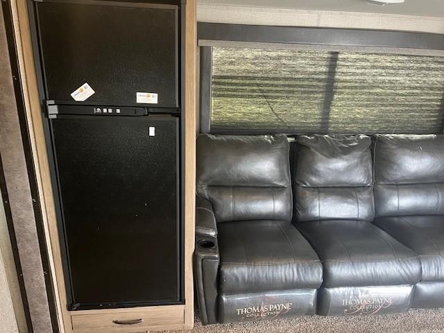 Golden Design Transcend Vehicle Full-screen Gallery Image 13