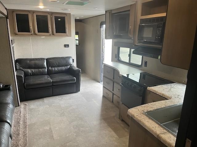 Golden Design Transcend Vehicle Full-screen Gallery Image 14