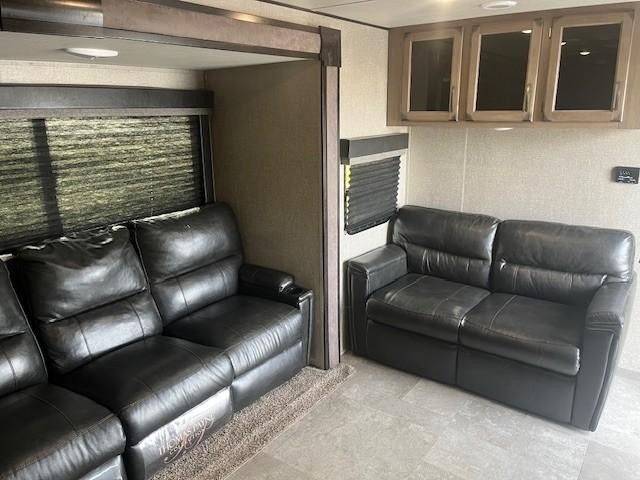 Golden Design Transcend Vehicle Full-screen Gallery Image 15