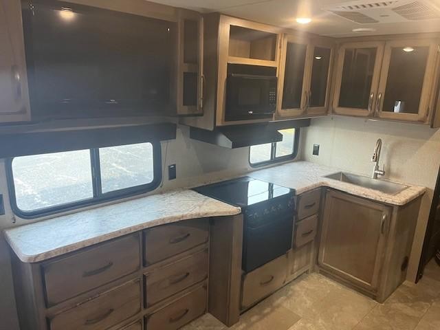 Golden Design Transcend Vehicle Full-screen Gallery Image 16