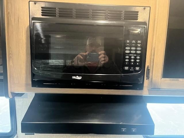 Golden Design Transcend Vehicle Full-screen Gallery Image 17