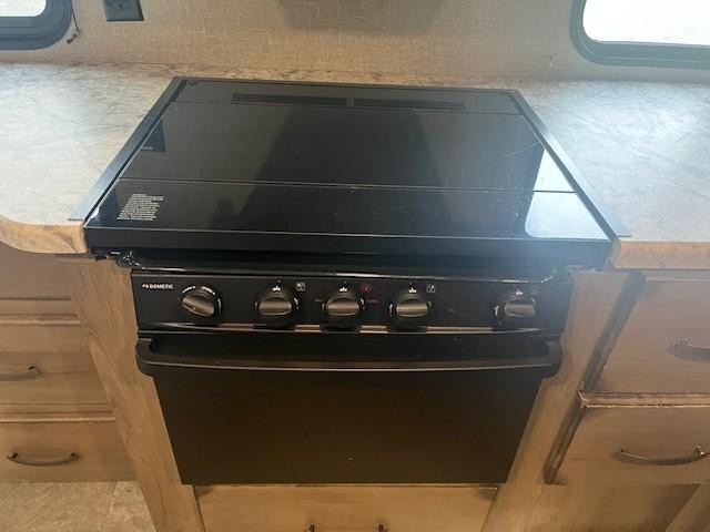 Golden Design Transcend Vehicle Full-screen Gallery Image 18