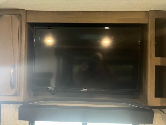 Golden Design Transcend Vehicle Full-screen Gallery Image 19