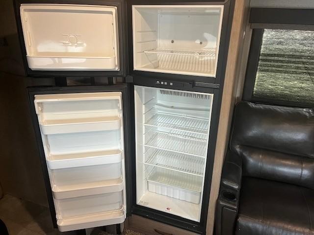 Golden Design Transcend Vehicle Full-screen Gallery Image 20