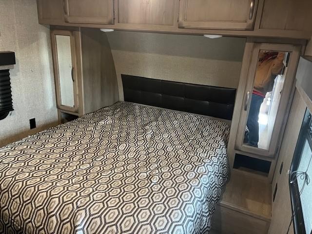 Golden Design Transcend Vehicle Full-screen Gallery Image 22