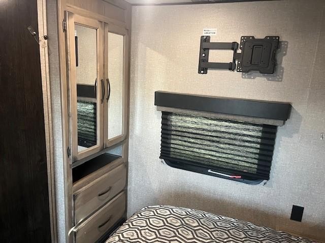 Golden Design Transcend Vehicle Full-screen Gallery Image 23