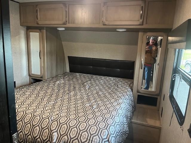 Golden Design Transcend Vehicle Full-screen Gallery Image 25