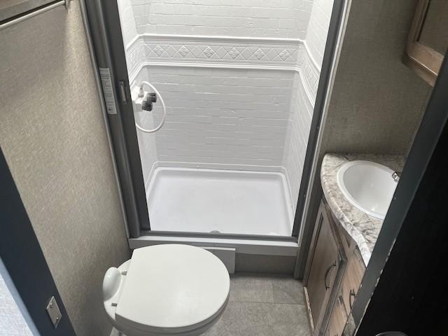 Golden Design Transcend Vehicle Full-screen Gallery Image 26