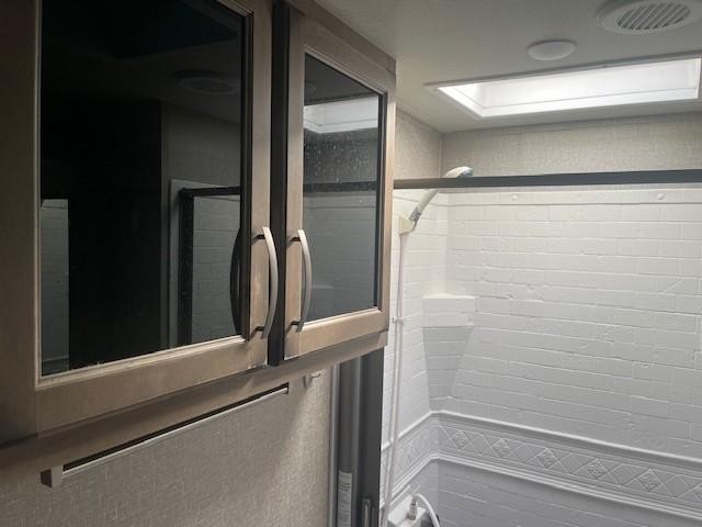 Golden Design Transcend Vehicle Full-screen Gallery Image 27