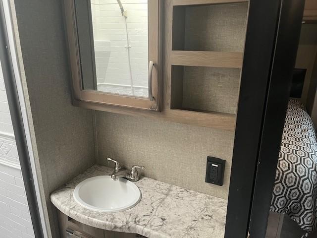 Golden Design Transcend Vehicle Full-screen Gallery Image 28