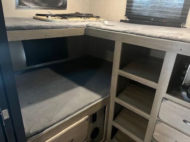 Golden Design Transcend Vehicle Full-screen Gallery Image 29