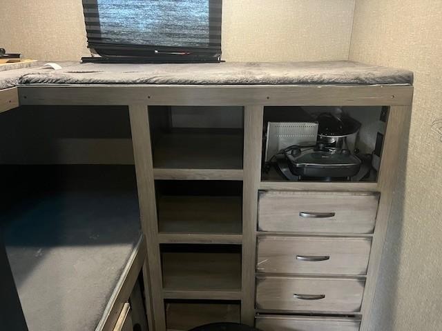 Golden Design Transcend Vehicle Full-screen Gallery Image 30