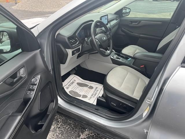 Ford Escape Vehicle Full-screen Gallery Image 08