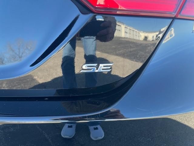 Toyota Camry Vehicle Full-screen Gallery Image 04