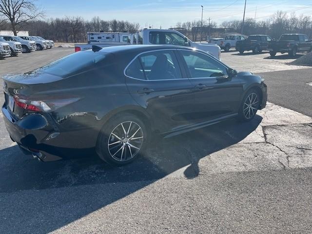 Toyota Camry Vehicle Full-screen Gallery Image 05