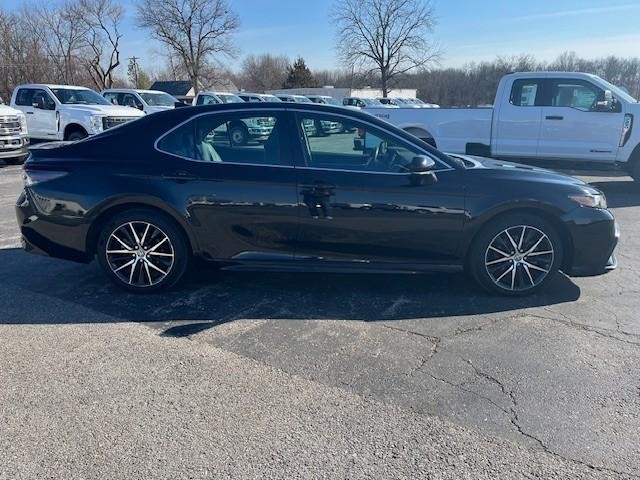 Toyota Camry Vehicle Full-screen Gallery Image 06