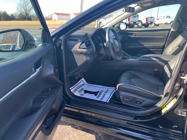 Toyota Camry Vehicle Full-screen Gallery Image 09