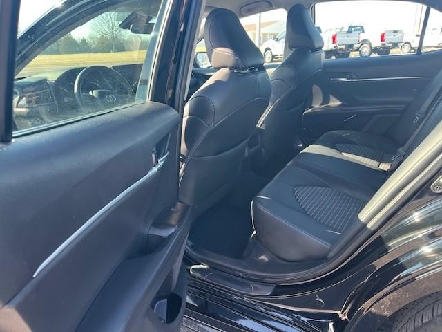 Toyota Camry Vehicle Full-screen Gallery Image 10