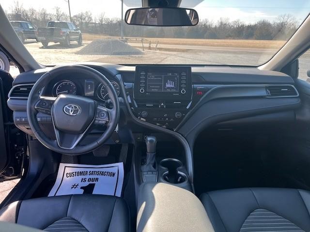 Toyota Camry Vehicle Full-screen Gallery Image 11