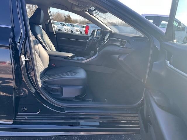 Toyota Camry Vehicle Full-screen Gallery Image 12