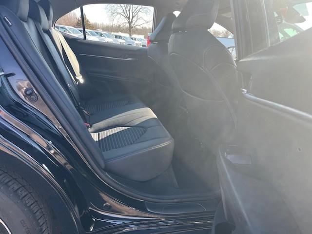 Toyota Camry Vehicle Full-screen Gallery Image 13