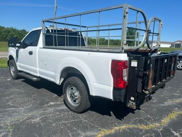 Ford Super Duty F-250 SRW Vehicle Full-screen Gallery Image 03