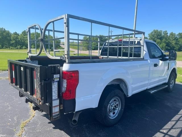 Ford Super Duty F-250 SRW Vehicle Full-screen Gallery Image 05