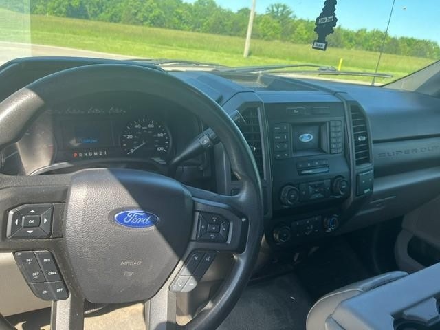 Ford Super Duty F-250 SRW Vehicle Full-screen Gallery Image 12