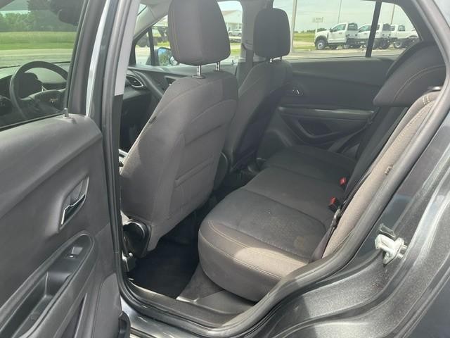 Chevrolet TRAX LS Vehicle Full-screen Gallery Image 18