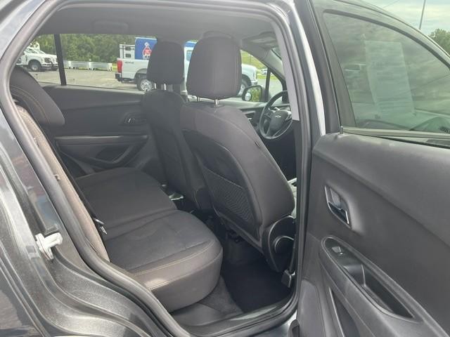 Chevrolet TRAX LS Vehicle Full-screen Gallery Image 22