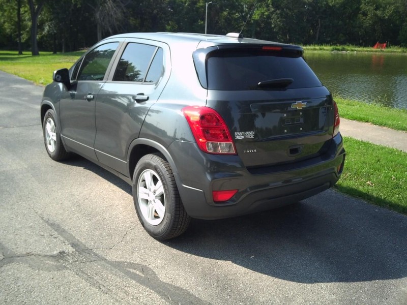 Chevrolet TRAX LS Vehicle Full-screen Gallery Image 03