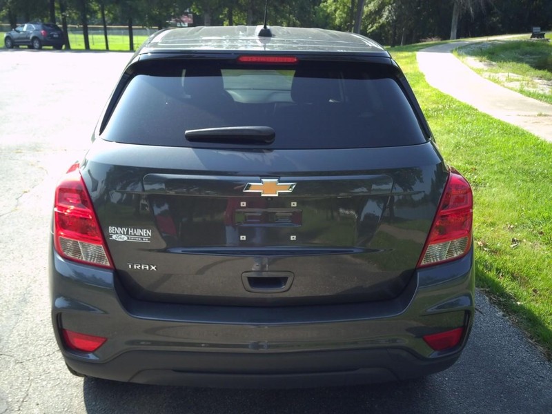 Chevrolet TRAX LS Vehicle Full-screen Gallery Image 04