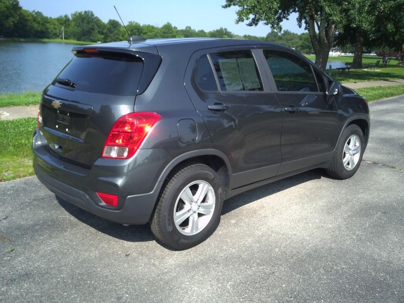 Chevrolet TRAX LS Vehicle Full-screen Gallery Image 05