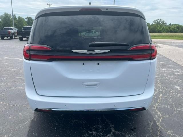 Chrysler PACIFICA S Vehicle Full-screen Gallery Image 04