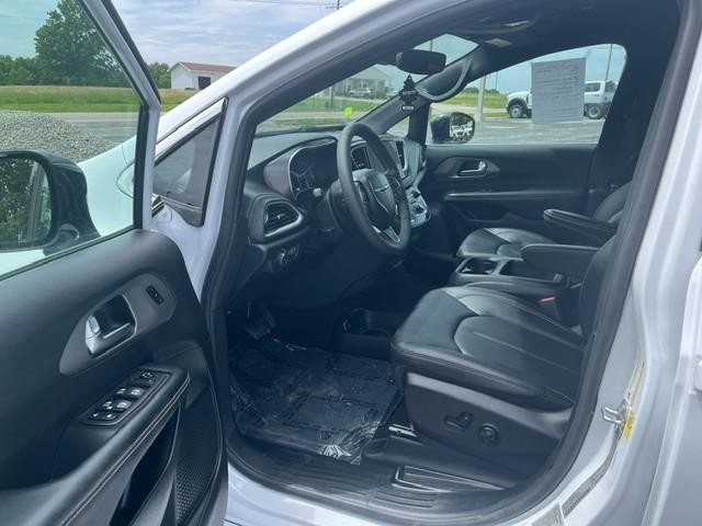 Chrysler PACIFICA S Vehicle Full-screen Gallery Image 09