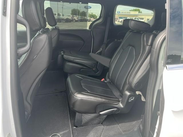 Chrysler PACIFICA S Vehicle Full-screen Gallery Image 10