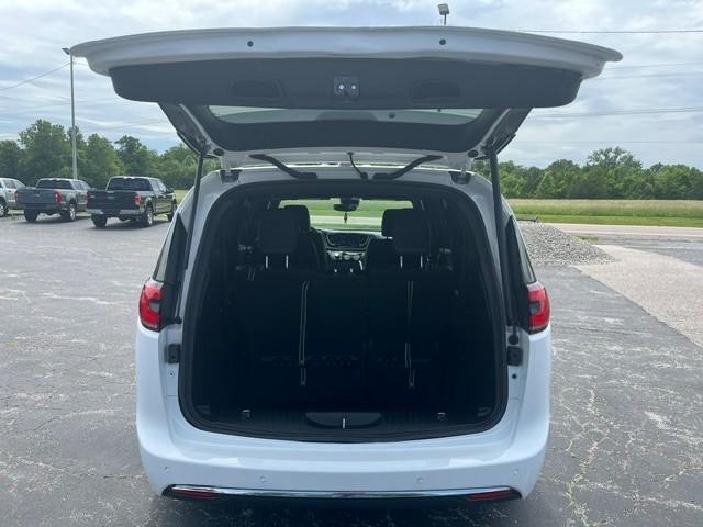 Chrysler PACIFICA S Vehicle Full-screen Gallery Image 12