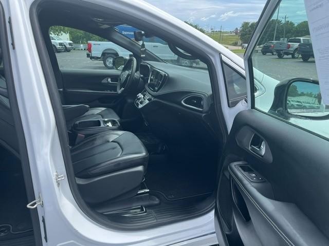 Chrysler PACIFICA S Vehicle Full-screen Gallery Image 13