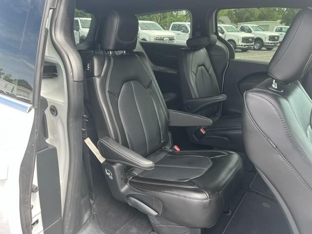 Chrysler PACIFICA S Vehicle Full-screen Gallery Image 14