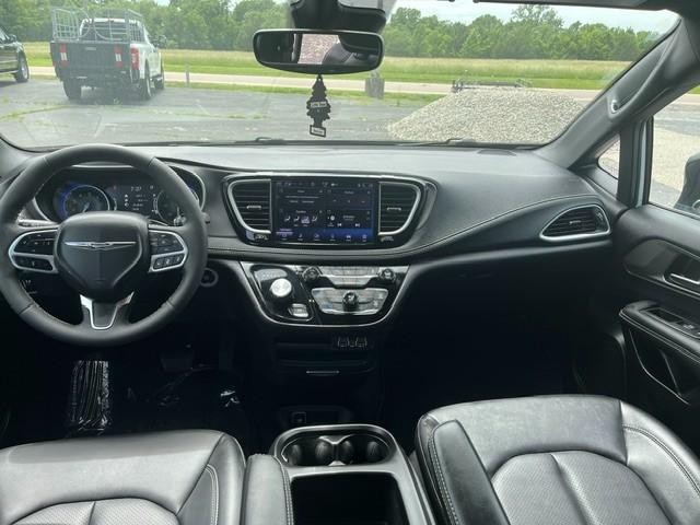Chrysler PACIFICA S Vehicle Full-screen Gallery Image 15