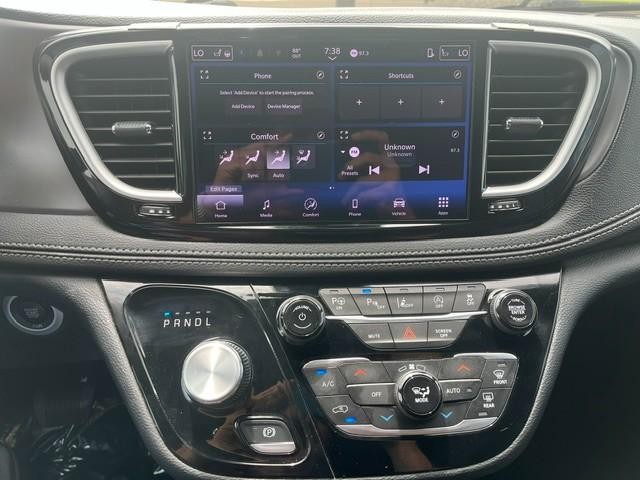 Chrysler PACIFICA S Vehicle Full-screen Gallery Image 16