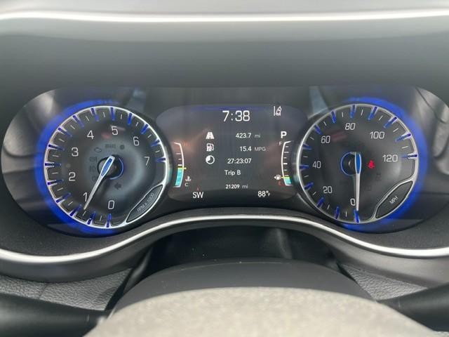 Chrysler PACIFICA S Vehicle Full-screen Gallery Image 17