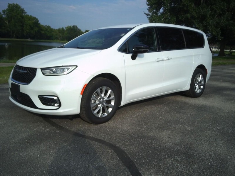 Chrysler PACIFICA S Vehicle Full-screen Gallery Image 01